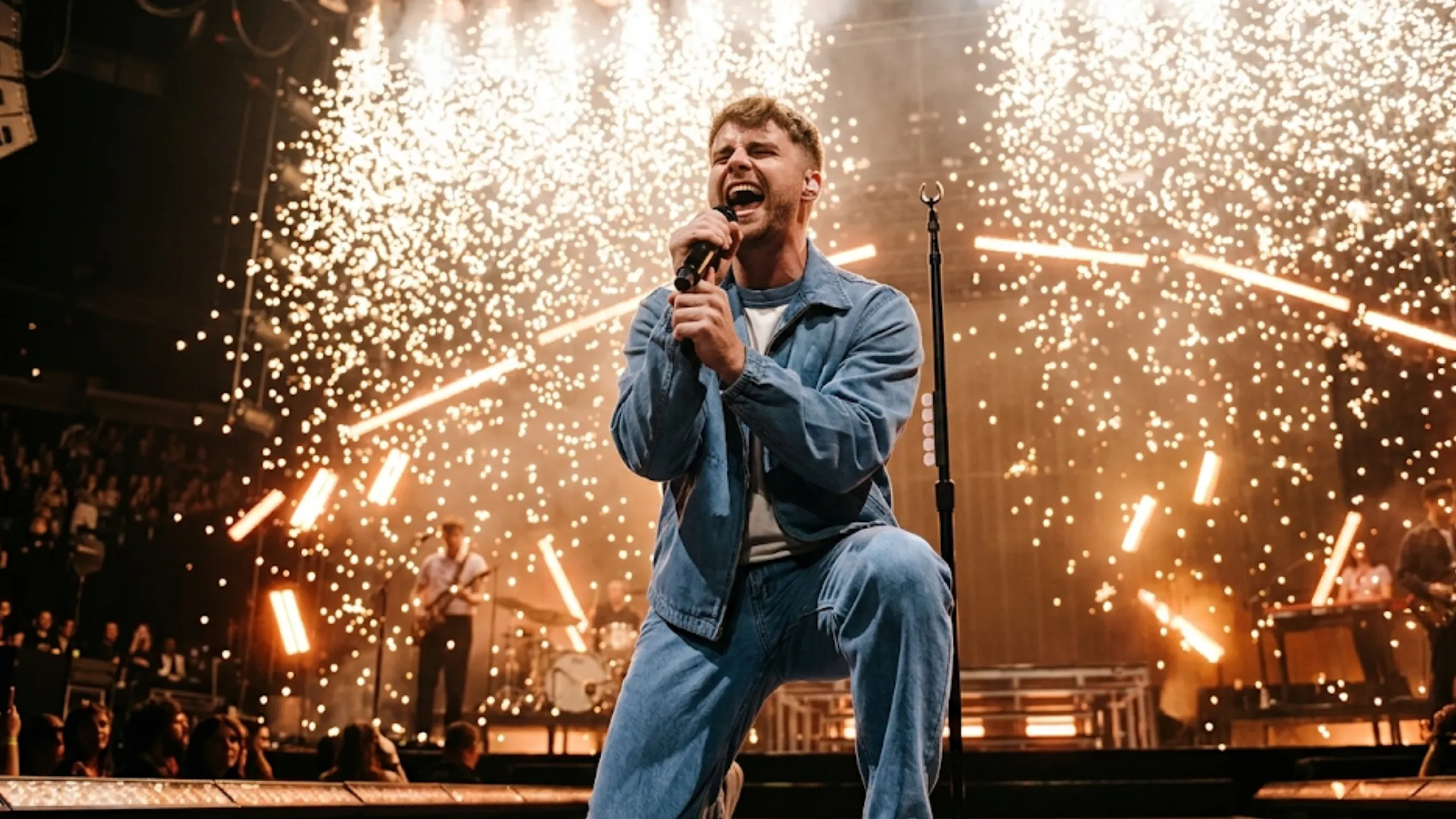 Alex Warren iHeartRadio Jingle Ball 2025 medium blue faded denim chore jacket with zipper closure and shirt-style collar