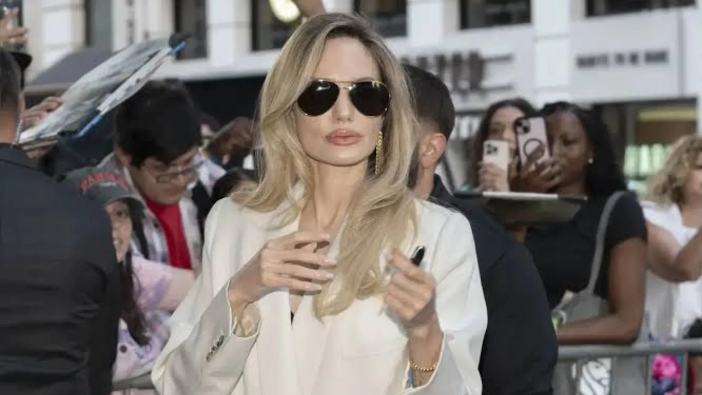 How to Elevate Your Style with the Angelina Jolie “COUTURE” Special Screening 2026 Coat
