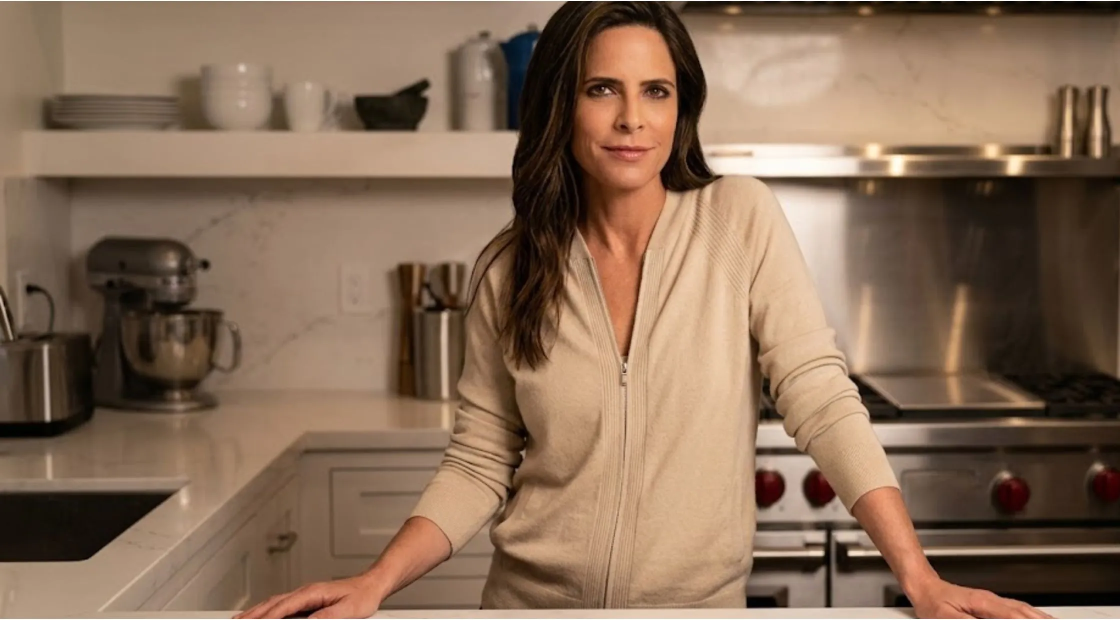How to Style the Amanda Peet Your Friends and Neighbors Hoodie for Everyday Comfort and Timeless Fashion