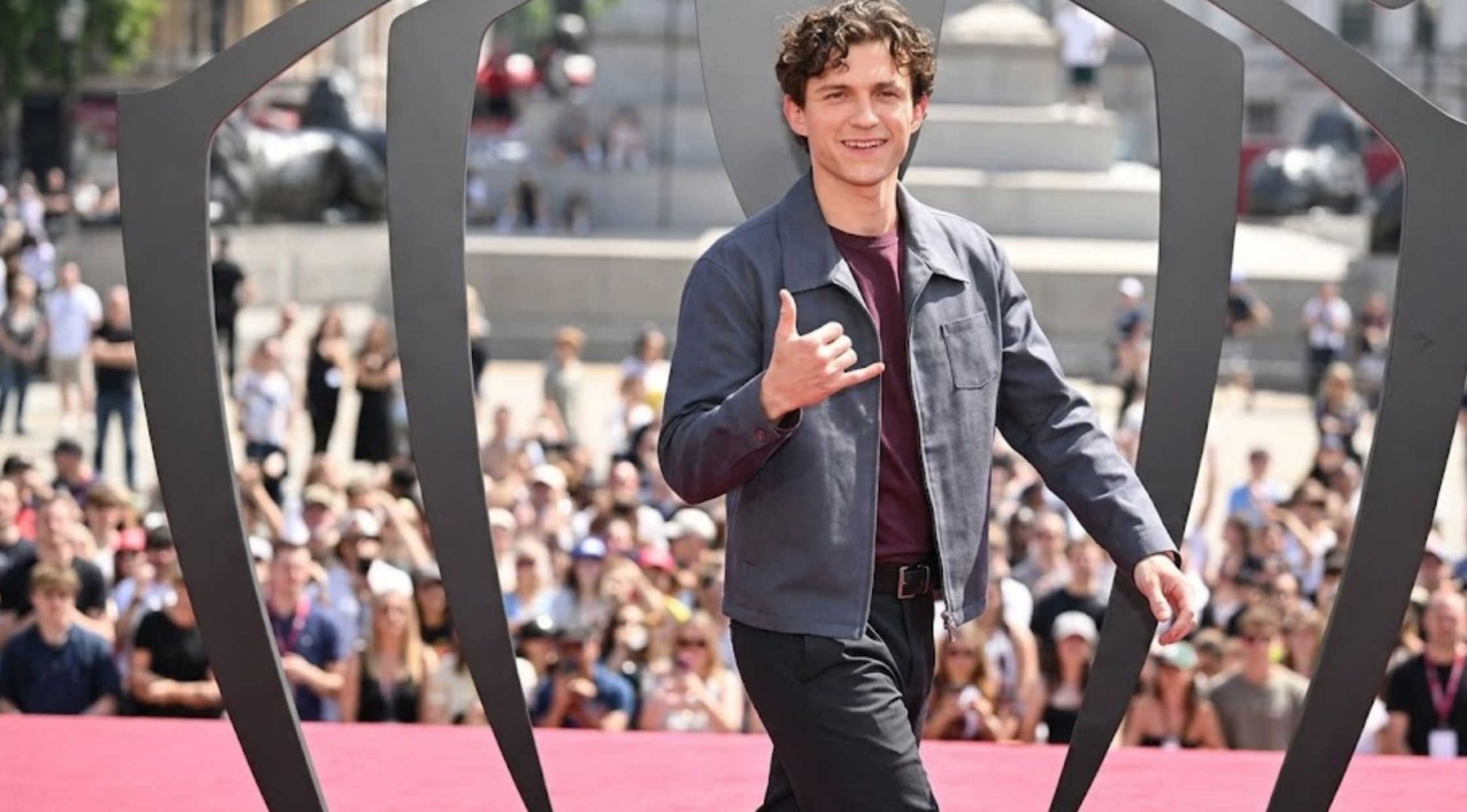 How to Style a Celebrity-Inspired Blue Jacket for Effortless Streetwear