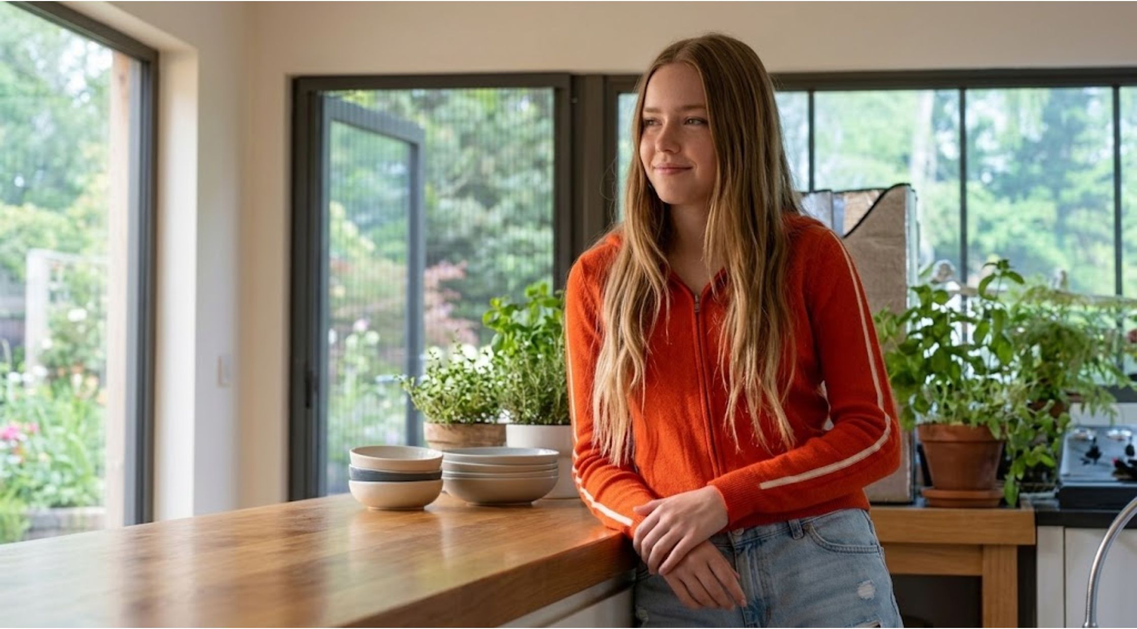 How to Get the Sterling Point S01 Amélie Hoeferle Orange Striped Sleeves Hoodie