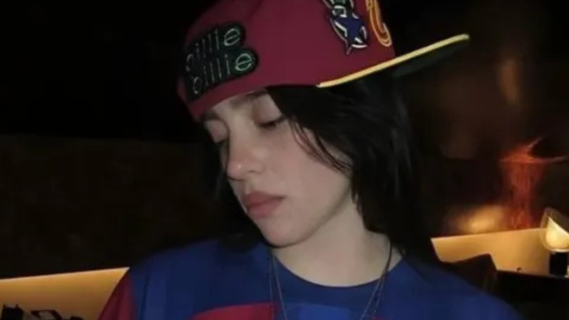 Pop star Billie Eilish wears a Blaugrana Barcelona shirt with Lamine Yamal 10, adding bold football flair to her street style.