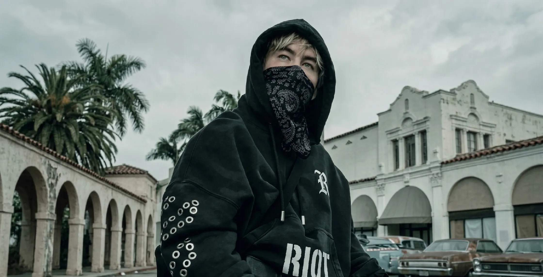 Crime 101 Barry Keoghan Black Hoodie with silver grommet sleeves in oversized streetwear style