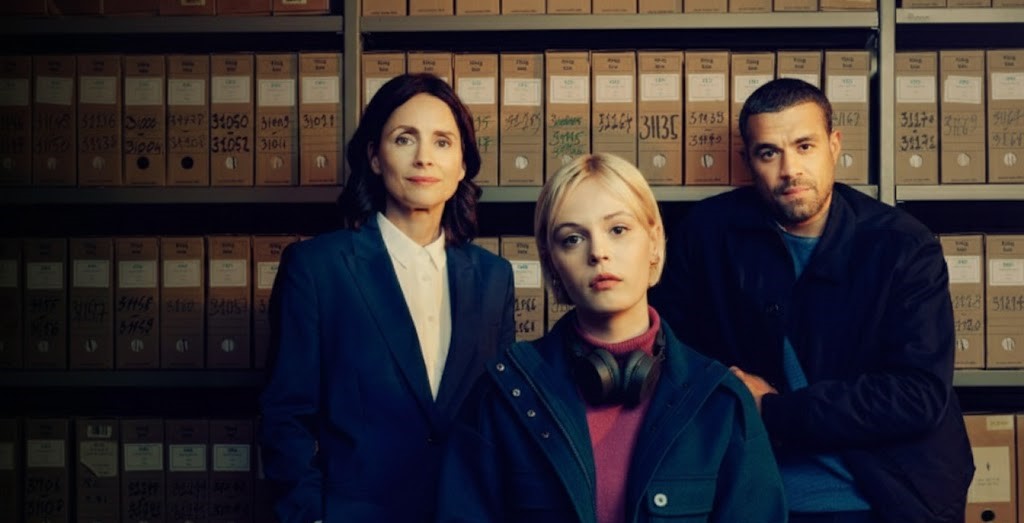 Ella Maisy Purvis as Patience Evans wearing a fleece turtleneck T-shirt in Patience episode 1x06