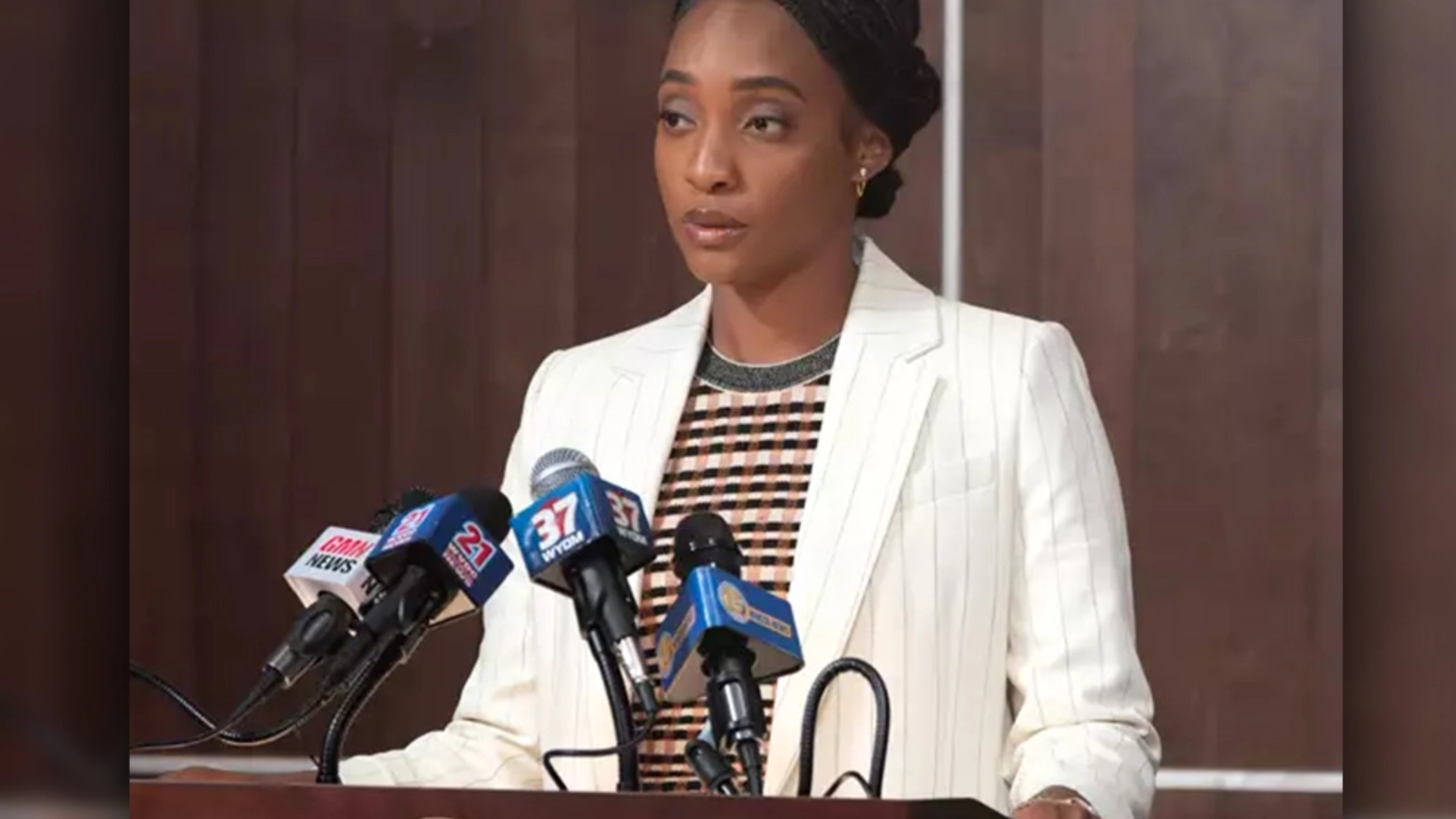 Faith Mitchell Will Trent S03 white textured pinstripe tailored blazer with single-button closure and flap pockets